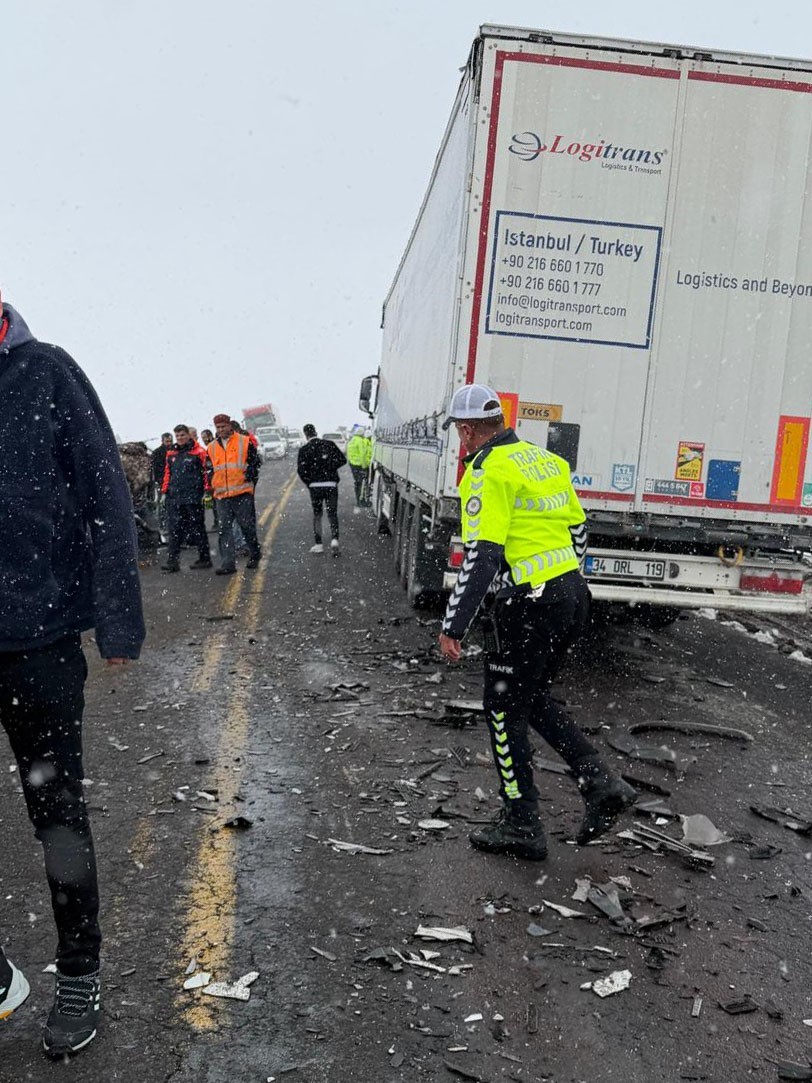 Artvin’de sis ve hatalı sollama kazaya neden oldu: 2 yaralı
