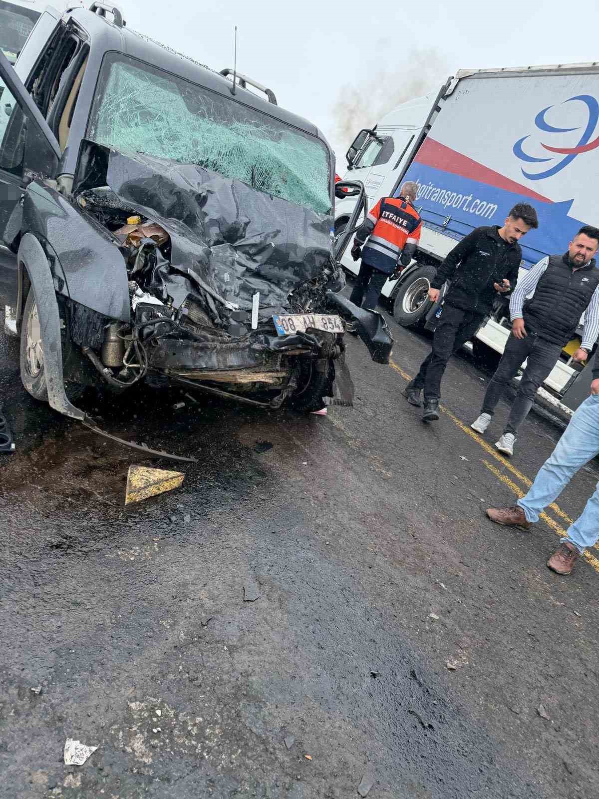 Artvin’de sis ve hatalı sollama kazaya neden oldu: 2 yaralı
