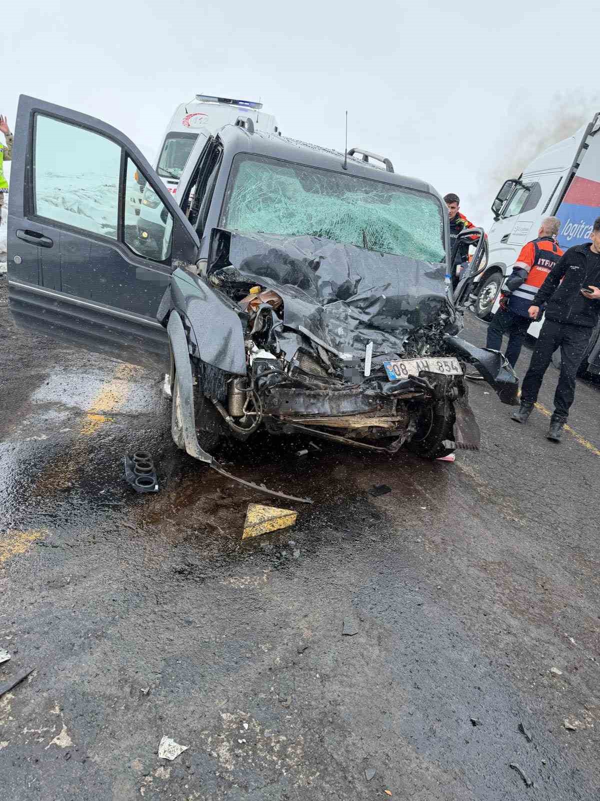 Artvin’de sis ve hatalı sollama kazaya neden oldu: 2 yaralı
