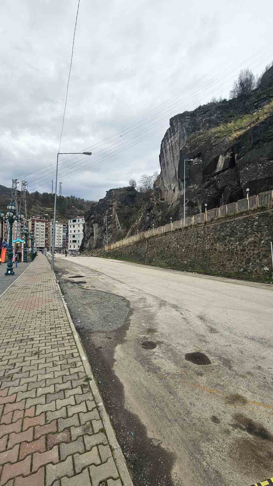 Artvin’de tehlike oluşturan kayalar kontrollü şekilde düşürüldü
