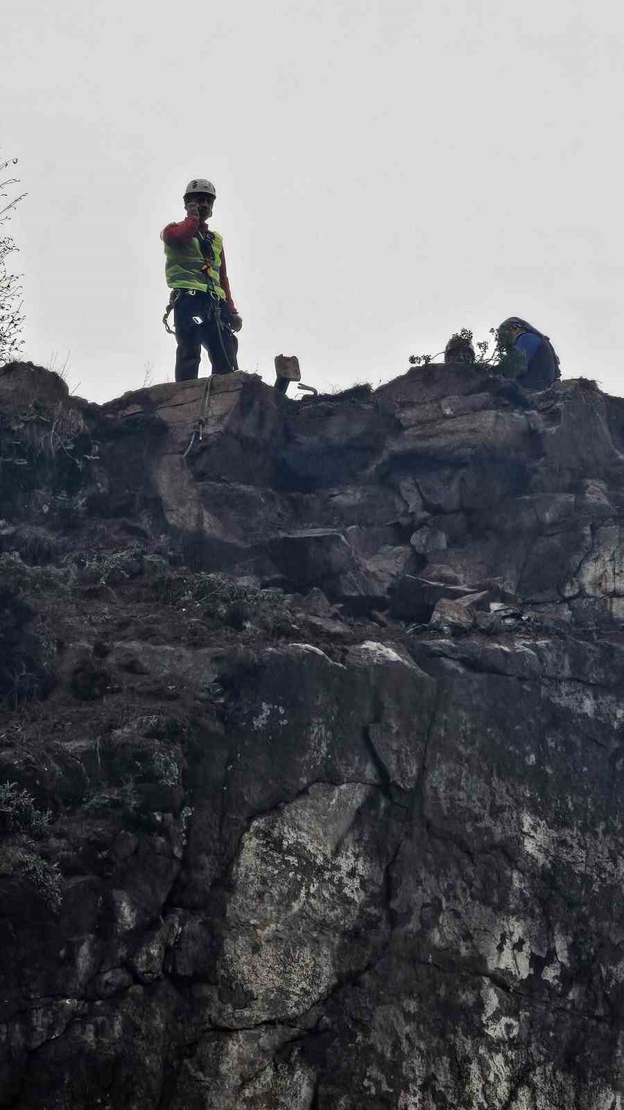 Artvin’de tehlike oluşturan kayalar kontrollü şekilde düşürüldü
