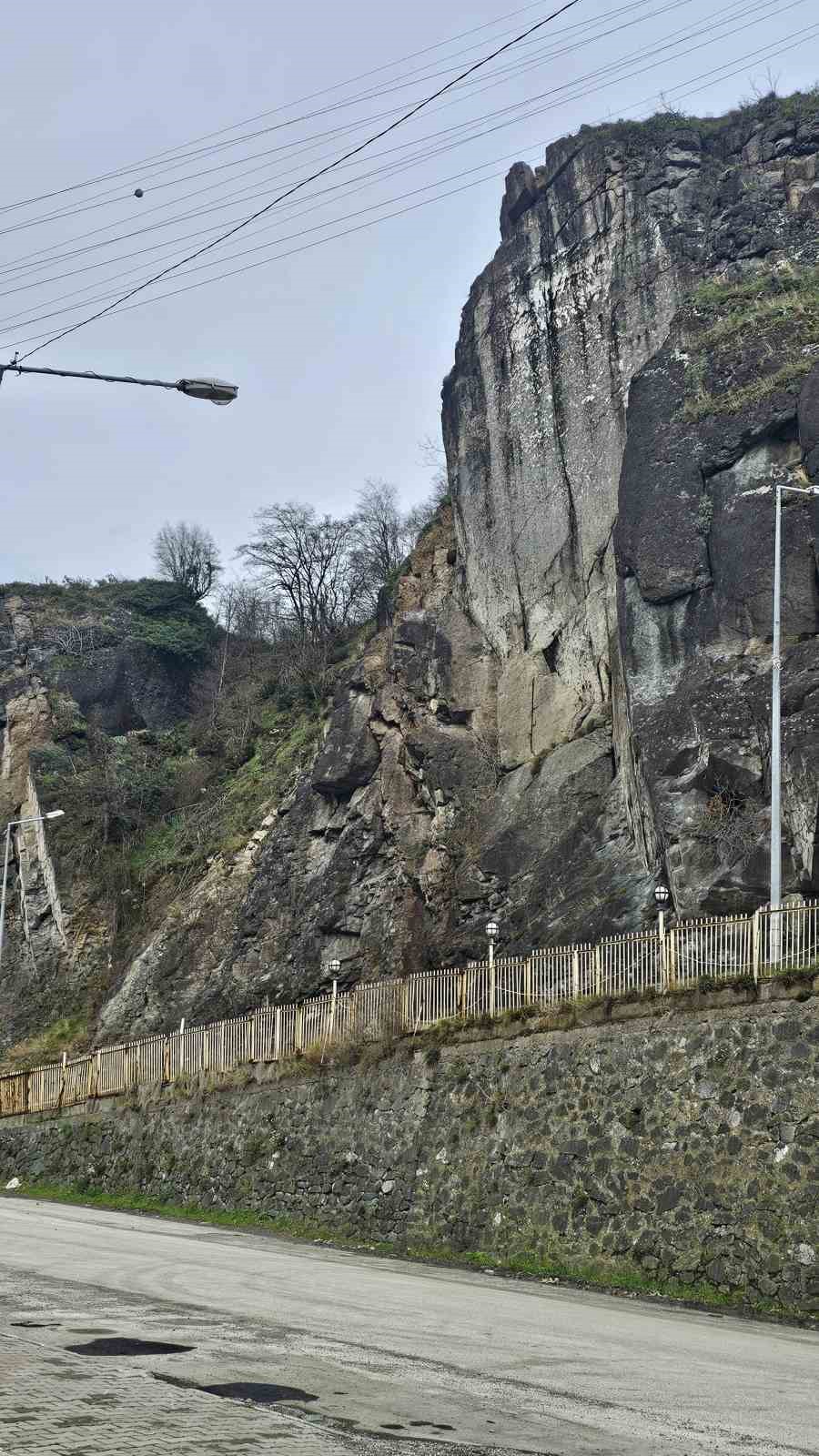 Artvin’de tehlike oluşturan kayalar kontrollü şekilde düşürüldü
