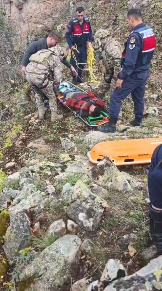 Artvin’de yaylada düşerek yaralanan vatandaş helikopterle kurtarıldı
