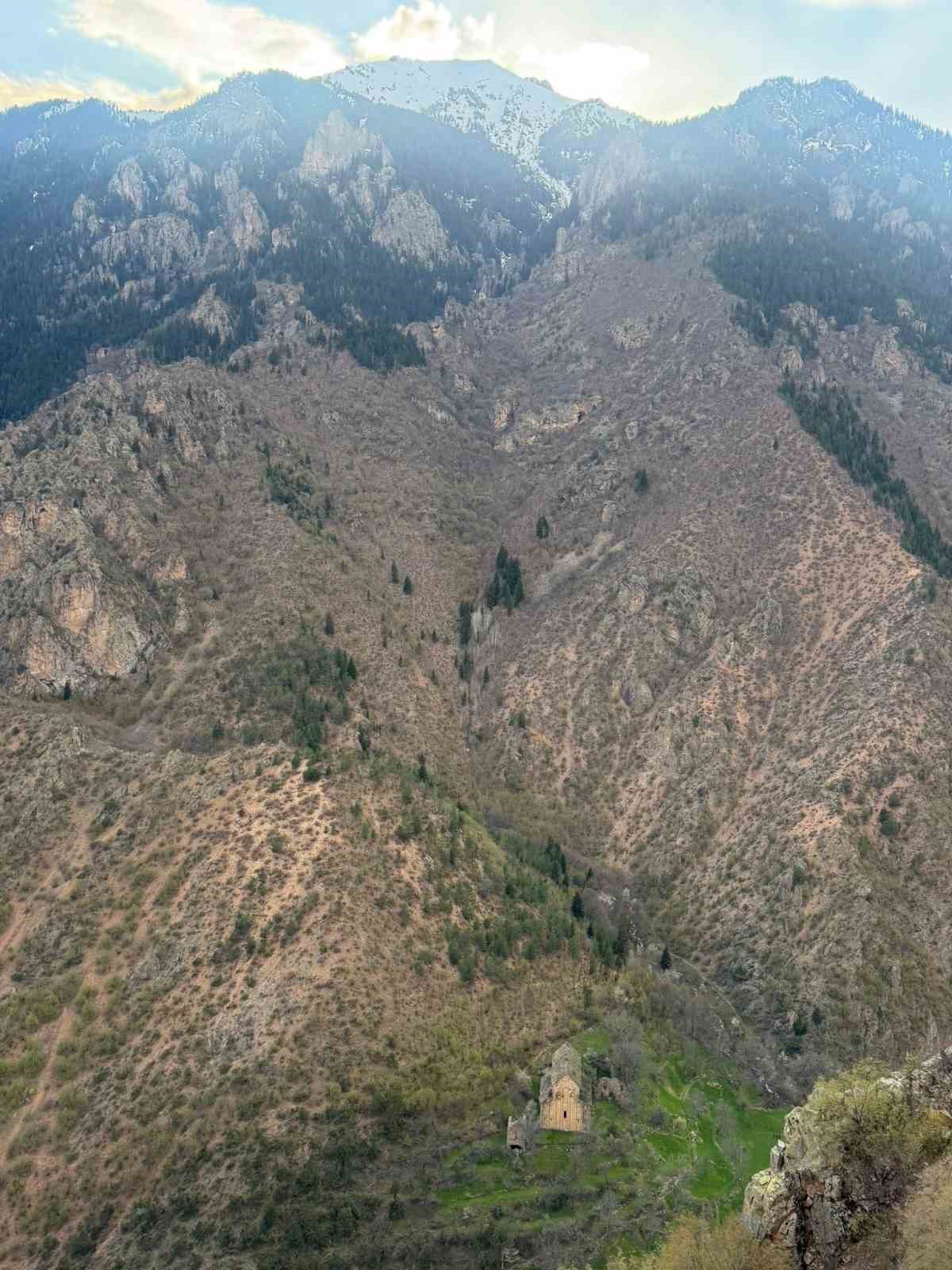 Artvin’de yaylada düşerek yaralanan vatandaş helikopterle kurtarıldı
