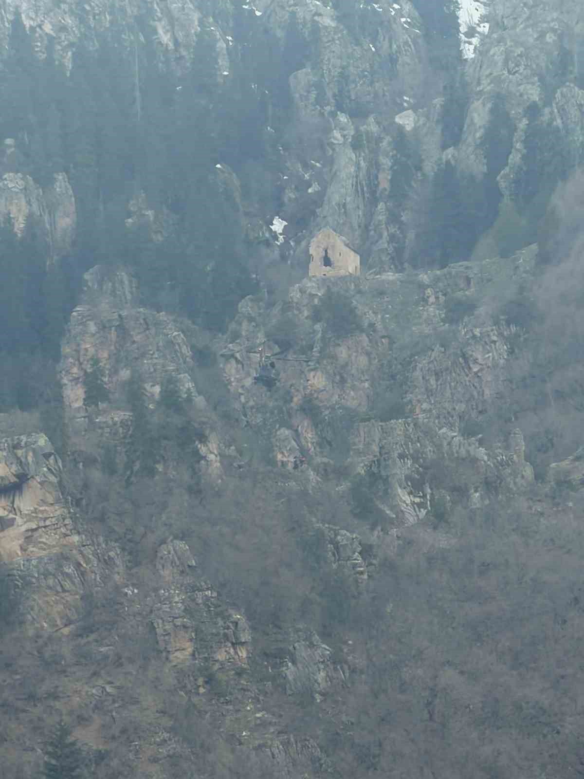Artvin’de yaylada düşerek yaralanan vatandaş helikopterle kurtarıldı
