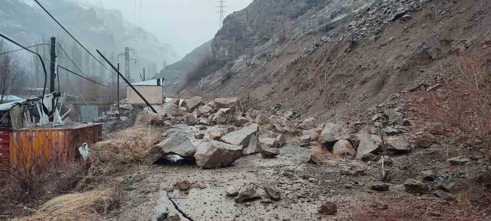 Artvin’in Yusufeli ilçesinde heyelan
