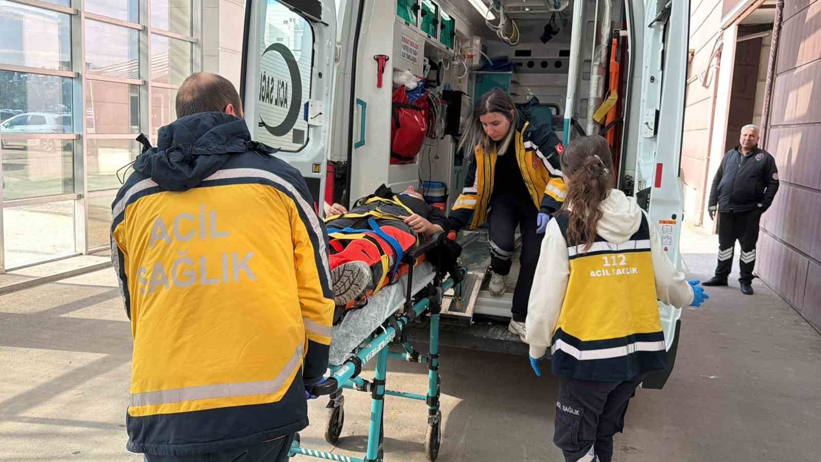 Asansör boşluğuna düşen 2 kişi yaralandı
