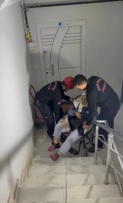 Asansör devre dışı kaldı, itfaiye yaşlı kadını evine taşıdı

