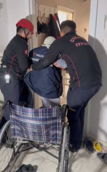 Asansör devre dışı kaldı, itfaiye yaşlı kadını evine taşıdı
