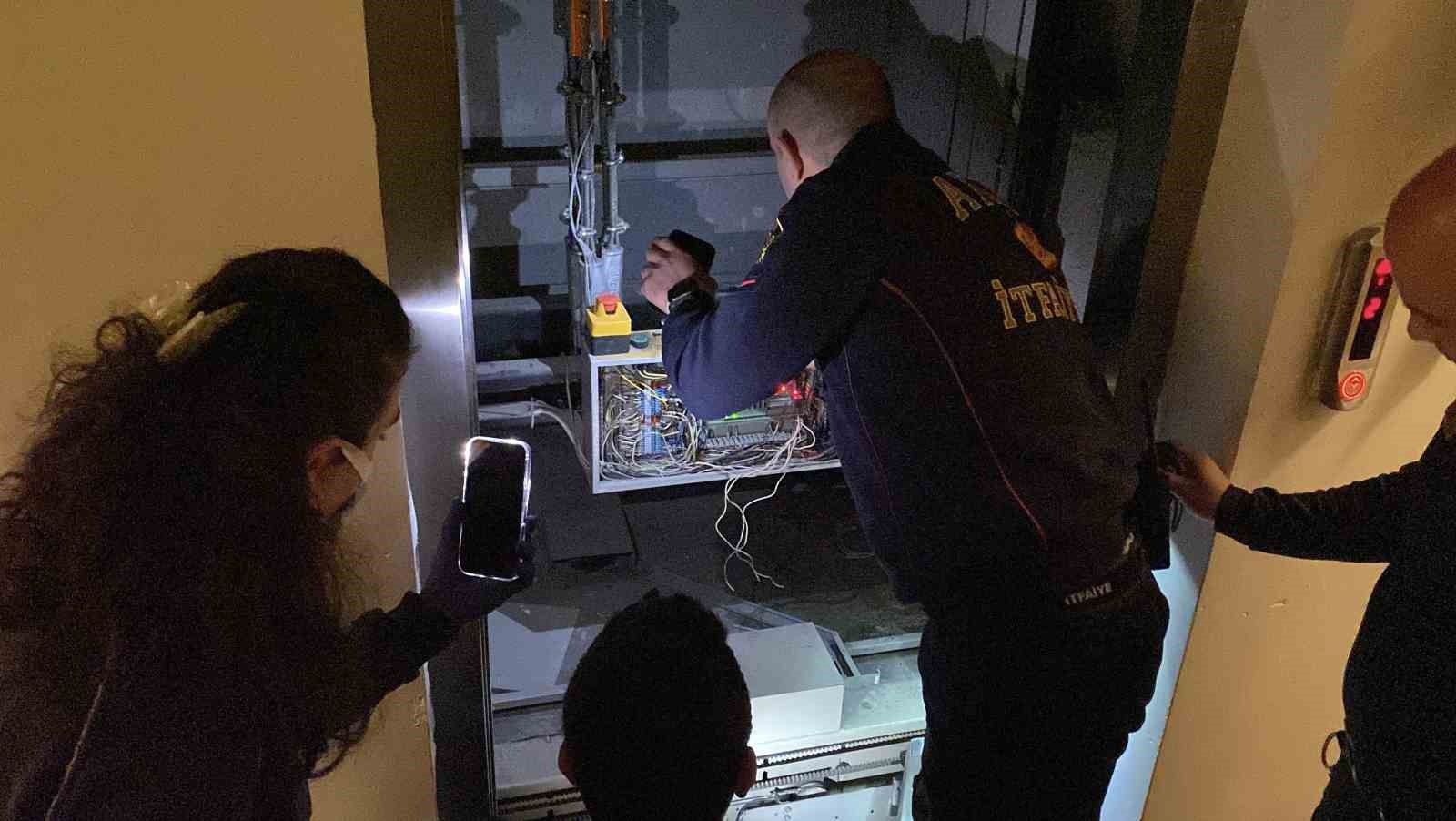 Asansörde mahsur kalanların yardımına itfaiye ekipleri koştu
