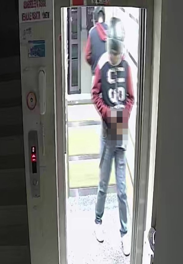 Asansöre idrarını yapıp kuş çalan şüpheli lise öğrencisi çıktı
Asansöre idrarını yapıp kuş çalan şüpheli lise öğrencisi çıktı