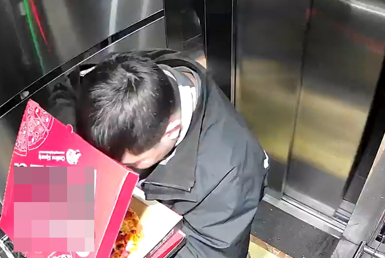 Asansöre tuvaletini yapan kuryeye asansörü temizlettiler
