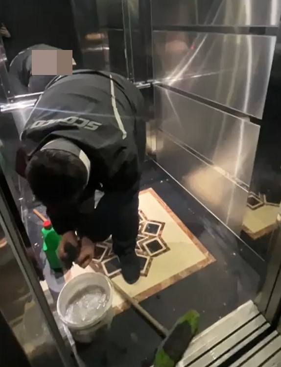 Asansöre tuvaletini yapan kuryeye asansörü temizlettiler
