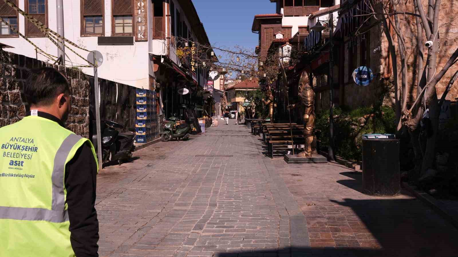 ASAT’tan Kaleiçi’nde kanalizasyon hattı temizliği
ASAT’tan Kaleiçi’nde kanalizasyon hattı temizliği