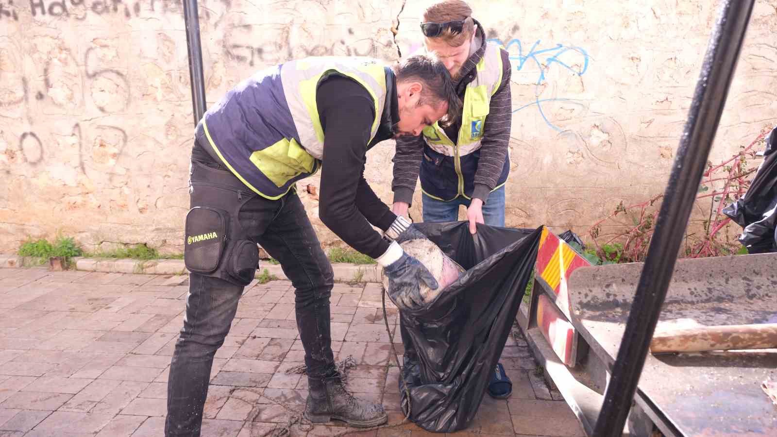 ASAT’tan Kaleiçi’nde kanalizasyon hattı temizliği
ASAT’tan Kaleiçi’nde kanalizasyon hattı temizliği