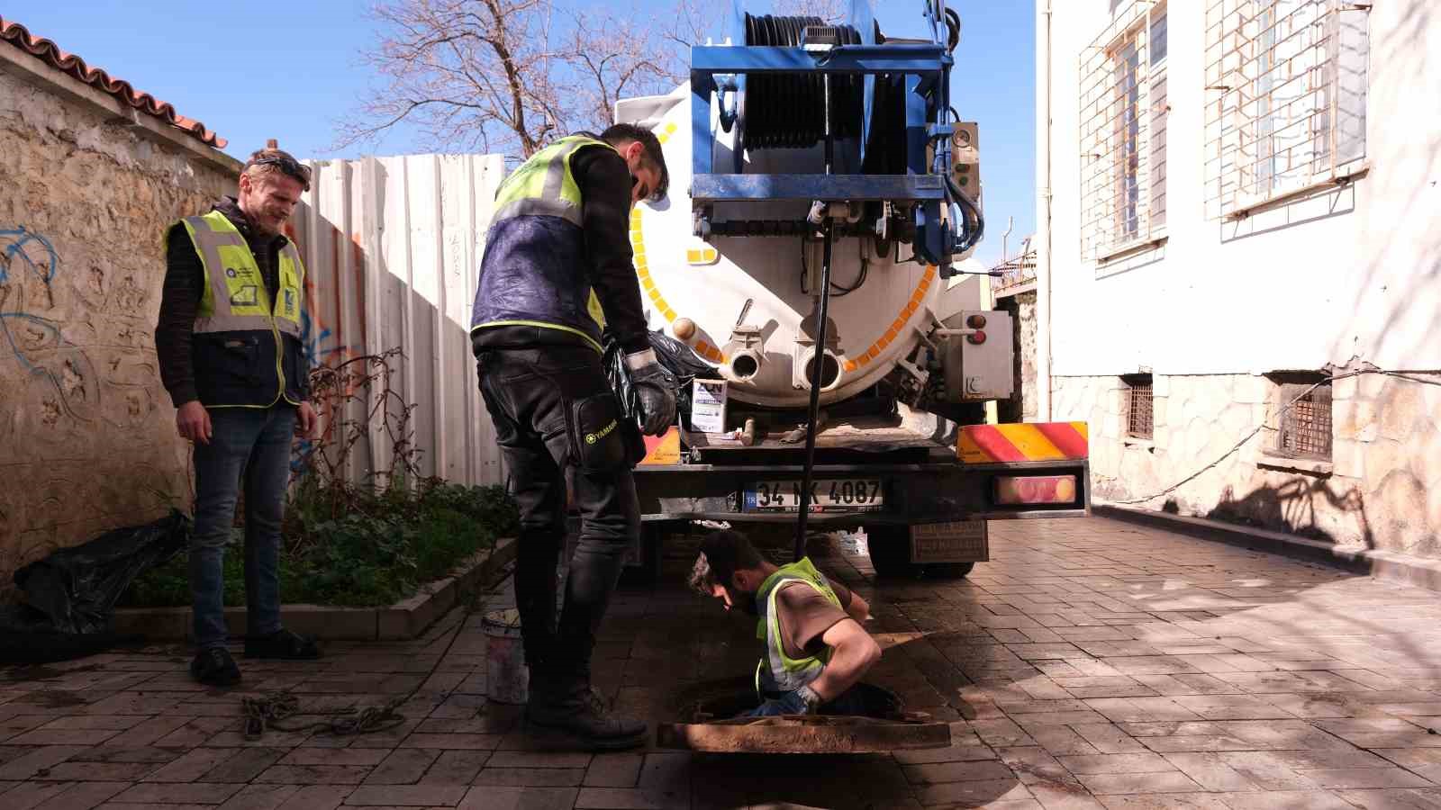 ASAT’tan Kaleiçi’nde kanalizasyon hattı temizliği
ASAT’tan Kaleiçi’nde kanalizasyon hattı temizliği