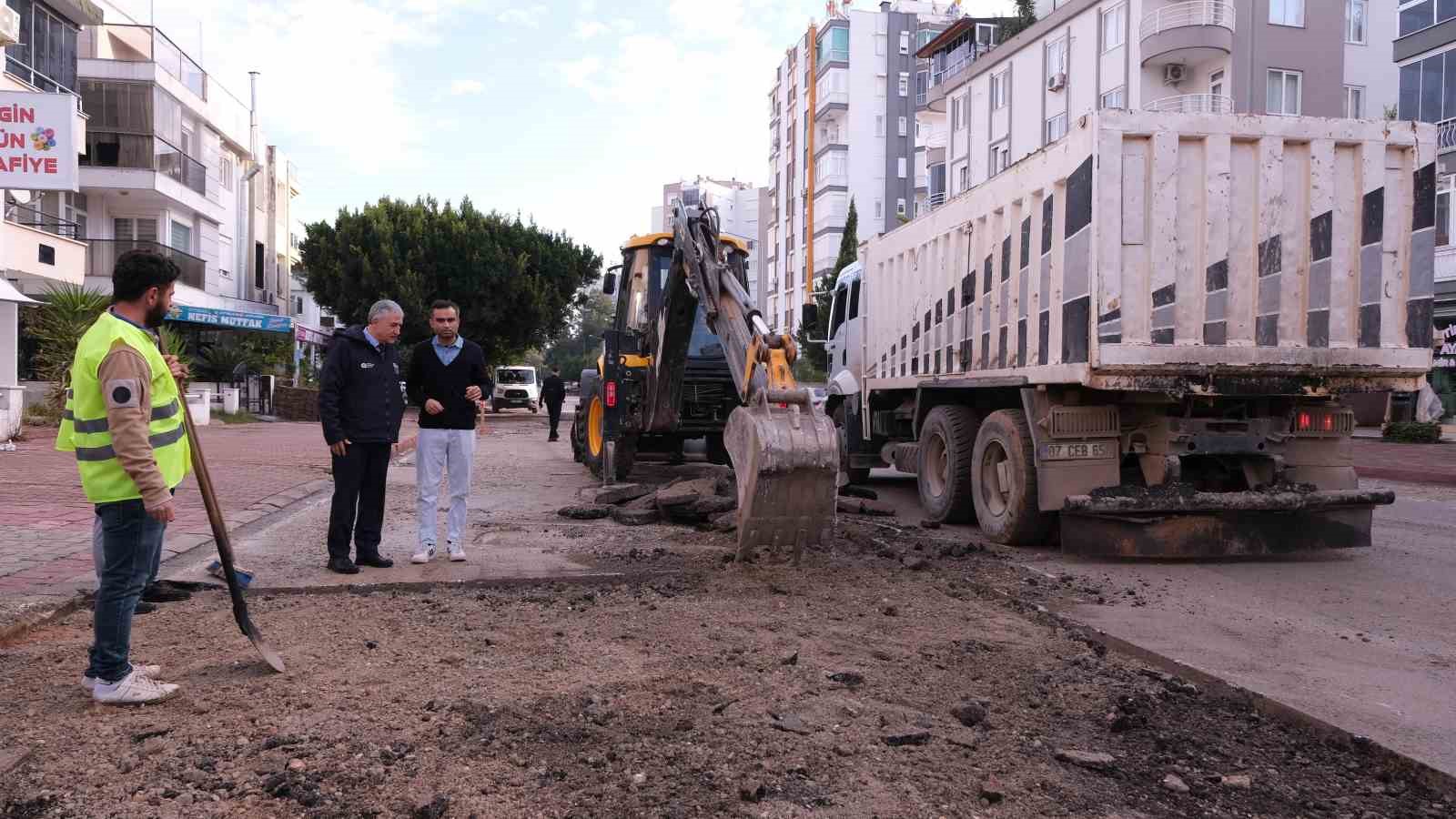 ASAT’tan Konyaaltı’na asfalt seferberliği
