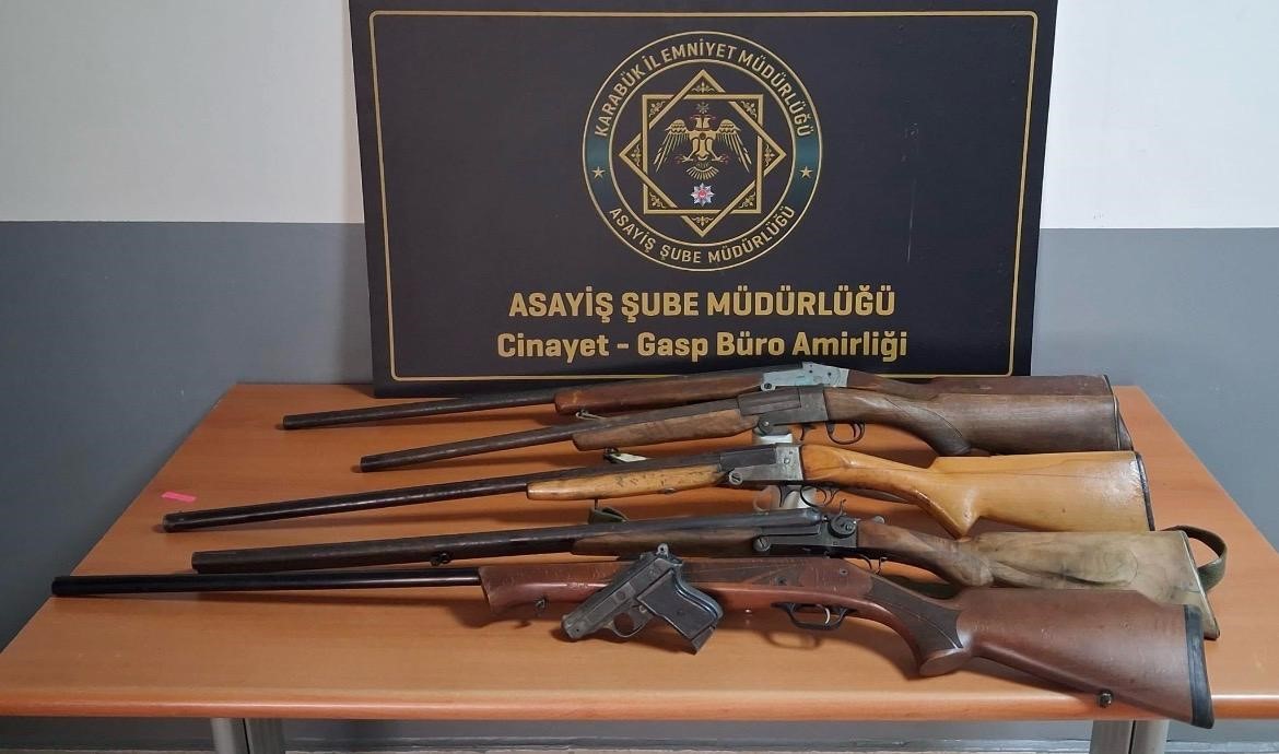 Asayiş uygulamalarında ruhsatsız silahlar, kesici aletler ve uyuşturucu maddeler ele geçirildi
