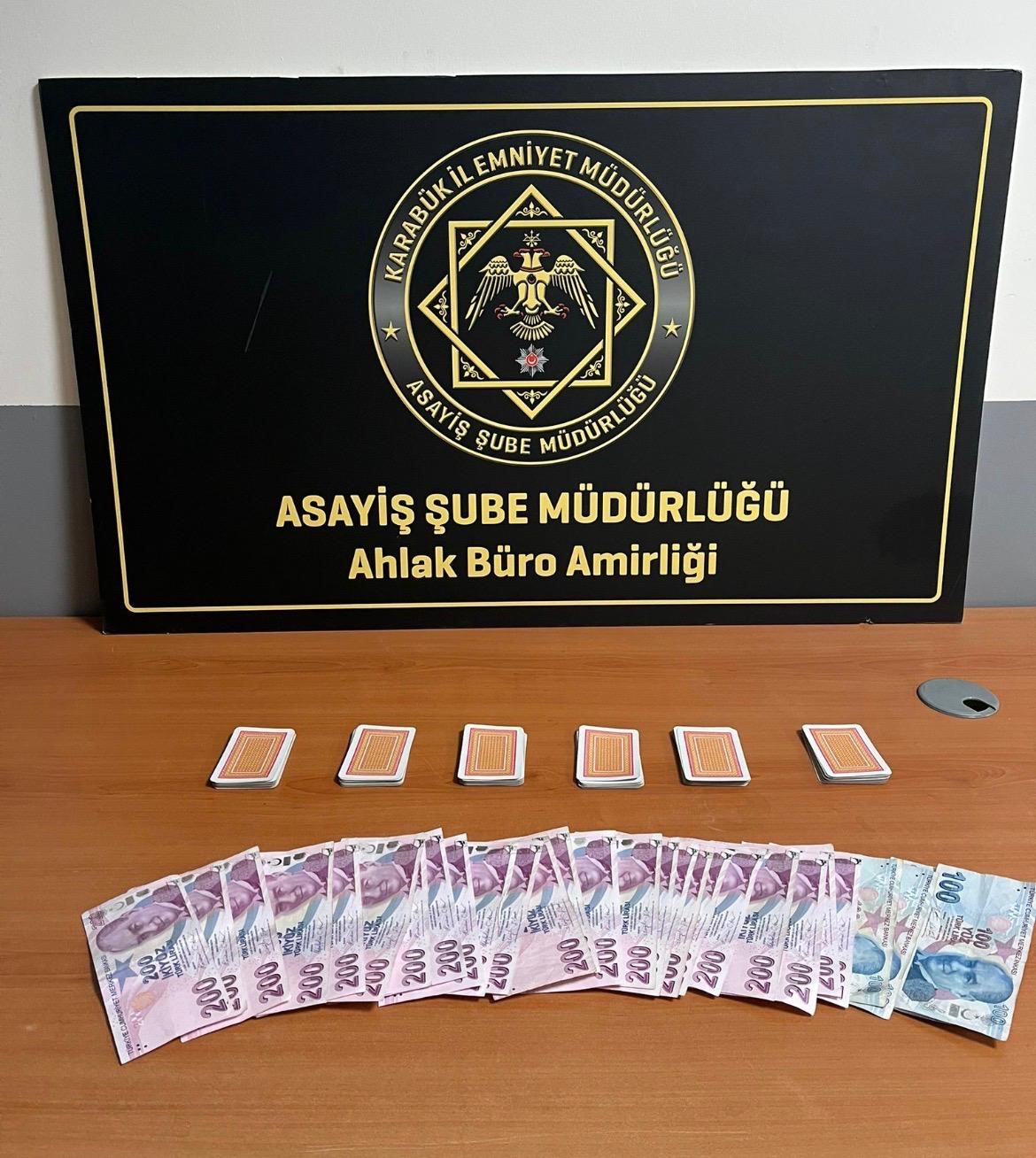 Asayiş uygulamalarında ruhsatsız silahlar, kesici aletler ve uyuşturucu maddeler ele geçirildi
