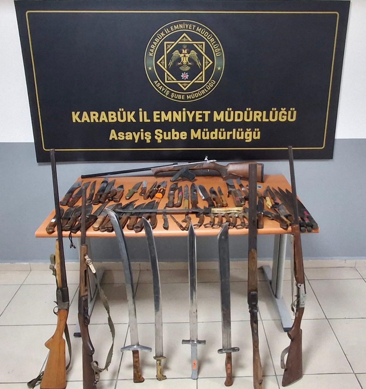 Asayiş uygulamalarında ruhsatsız silahlar, kesici aletler ve uyuşturucu maddeler ele geçirildi
