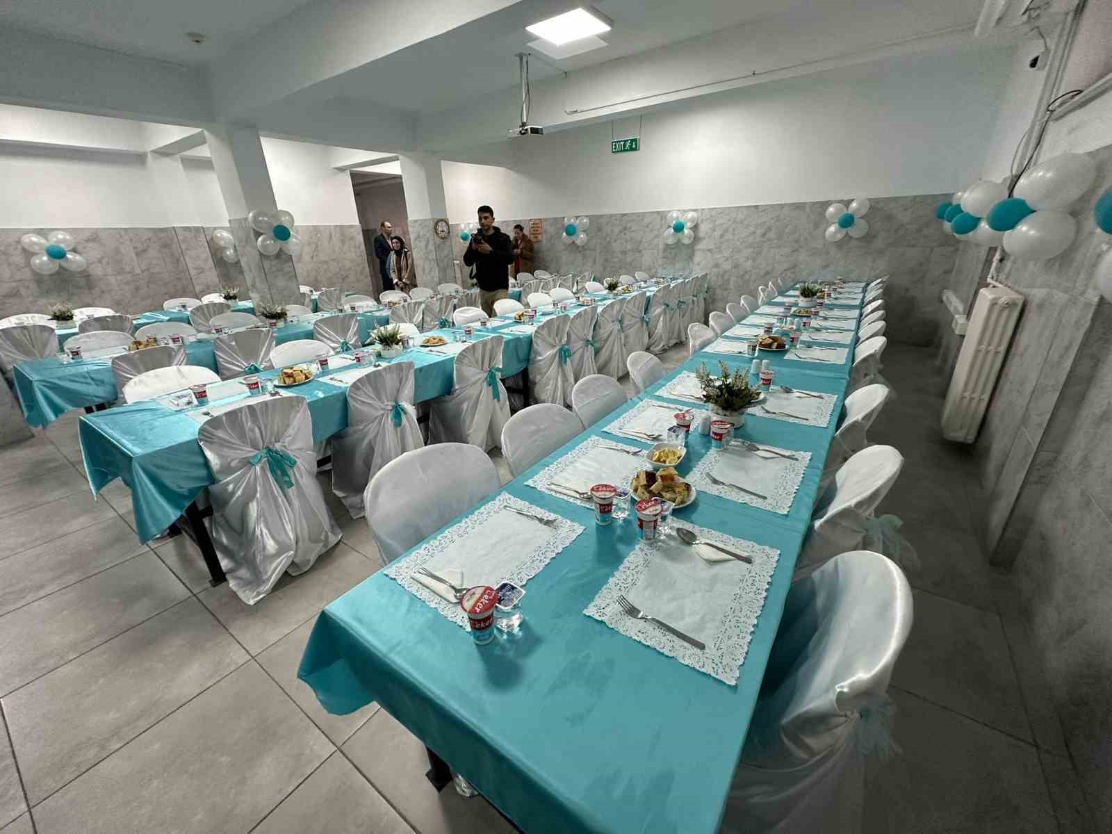 Aşçı adayı lise öğrencileri günde 10 bin kişi için yemek hazırlıyor
