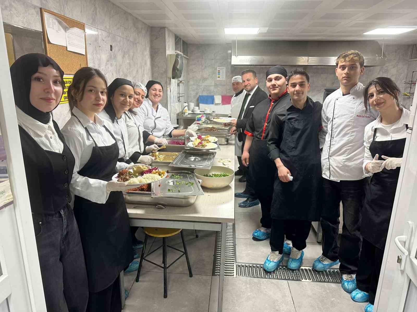 Aşçı adayı lise öğrencileri günde 10 bin kişi için yemek hazırlıyor
