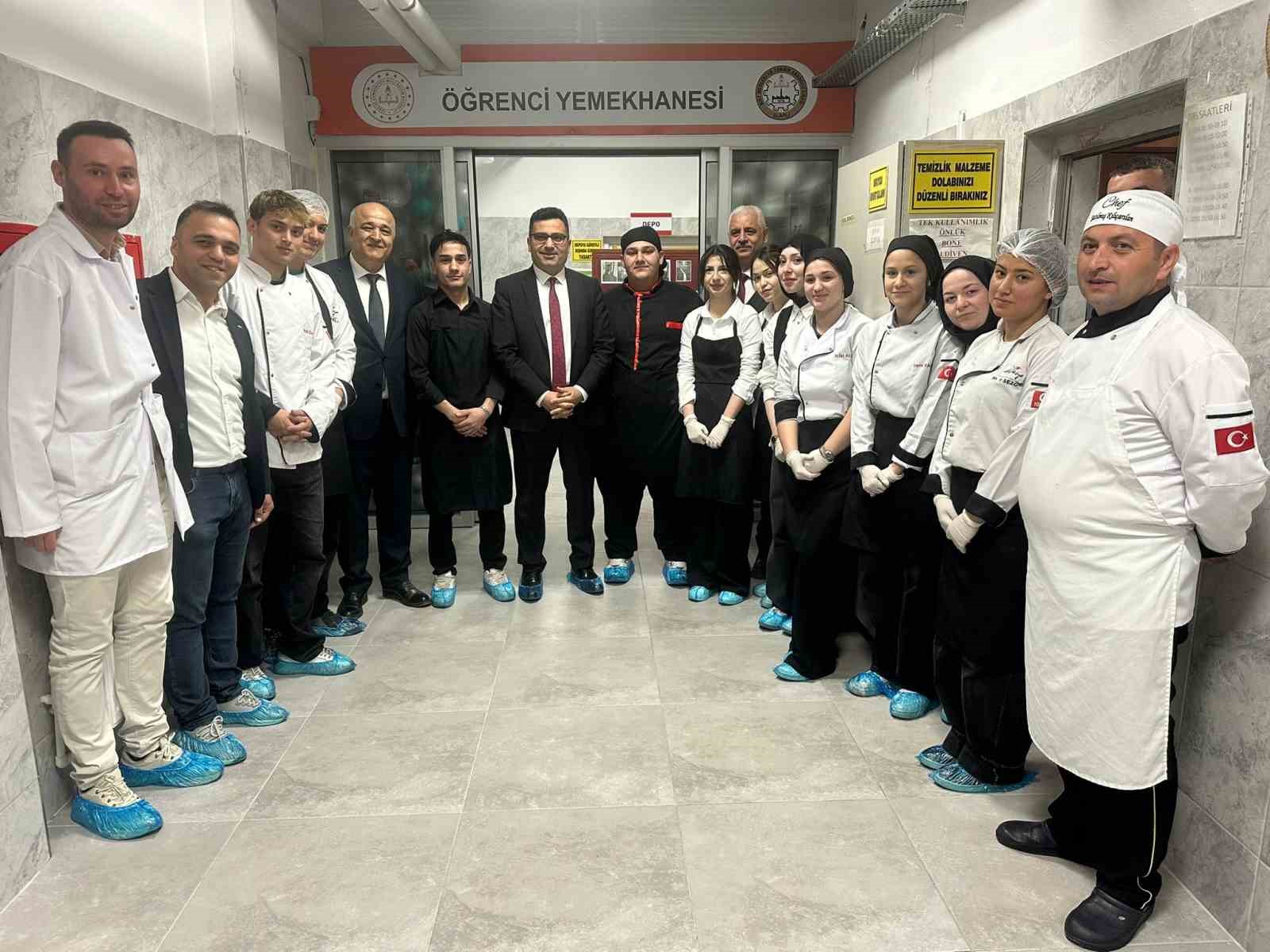 Aşçı adayı lise öğrencileri günde 10 bin kişi için yemek hazırlıyor
