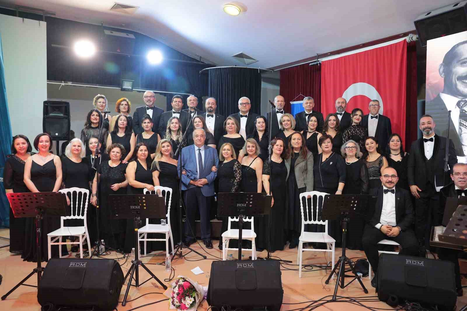 ASEV TSM Korosu, Şekip Ayhan Özışık eserleriyle sahne aldı
ASEV TSM Korosu, Şekip Ayhan Özışık eserleriyle sahne aldı