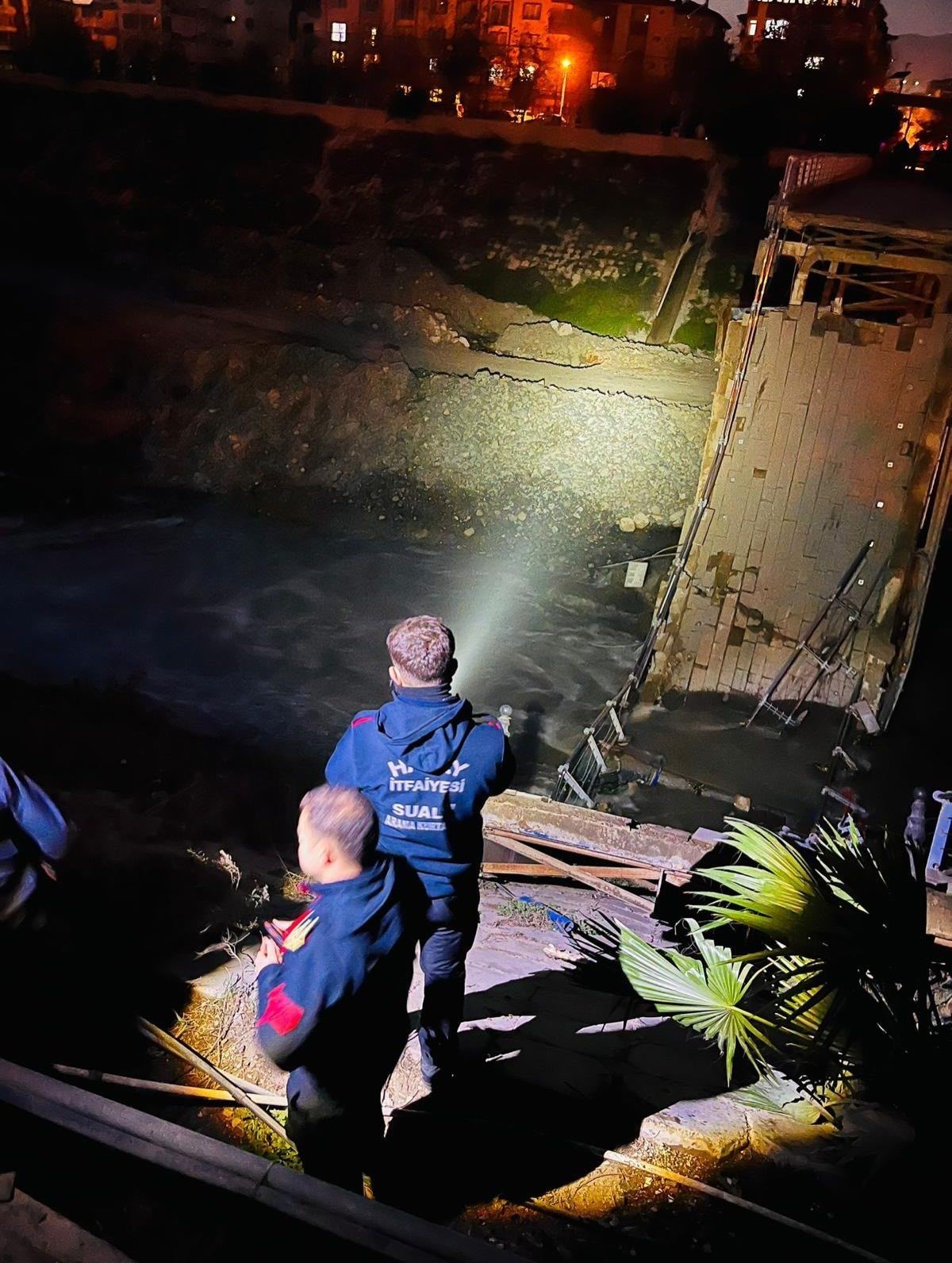 Asi Nehri üzerindeki yaya köprüsü çöktü
