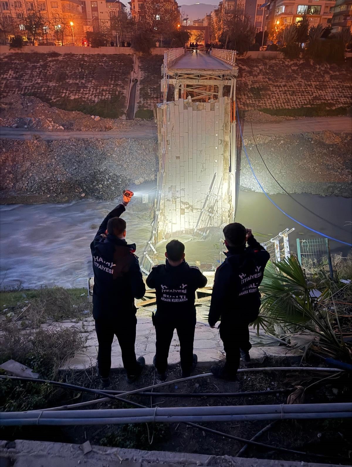 Asi Nehri üzerindeki yaya köprüsü çöktü
