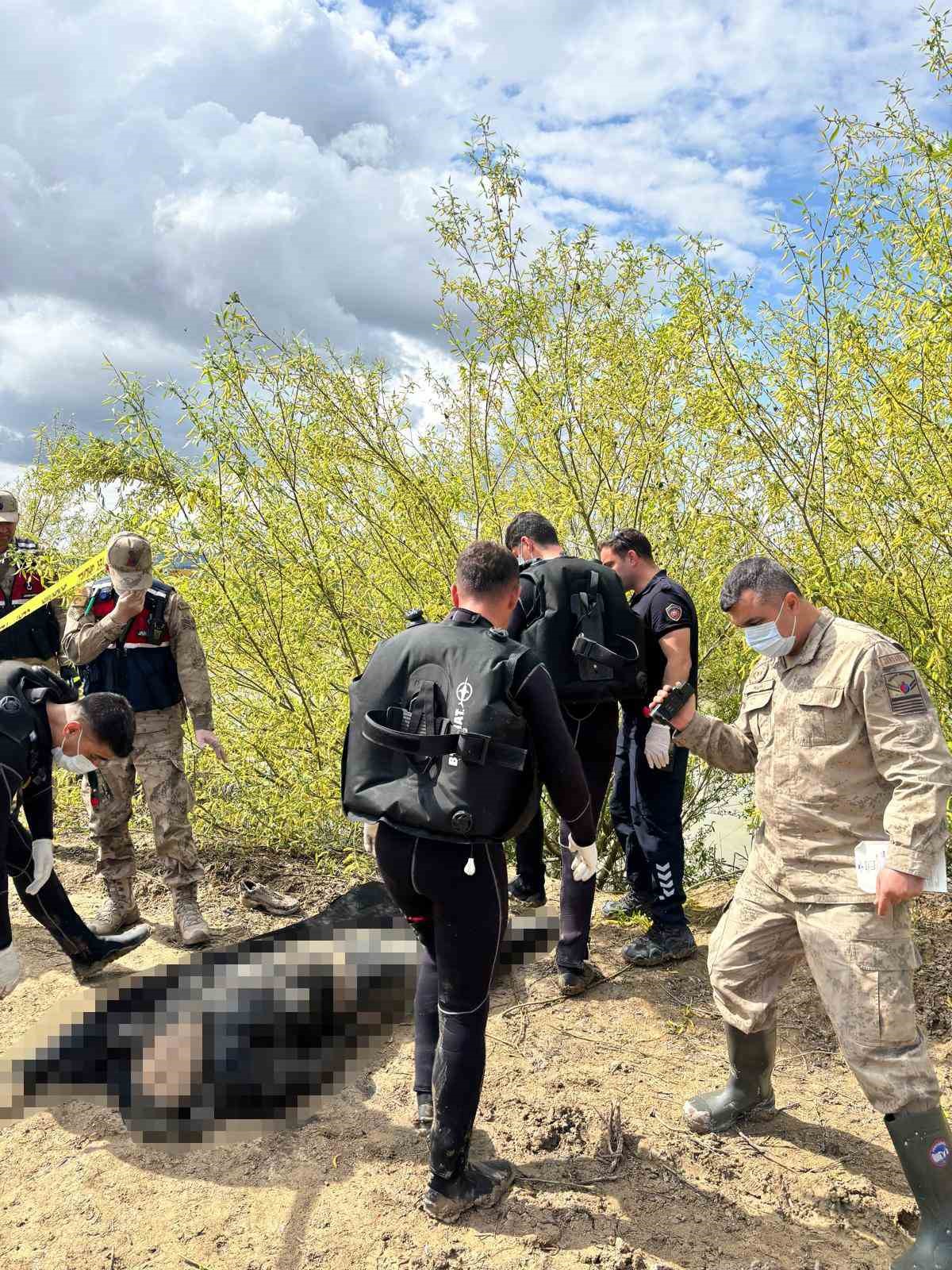 Asi Nehrinde kimliği belirsiz erkek cesedi bulundu
