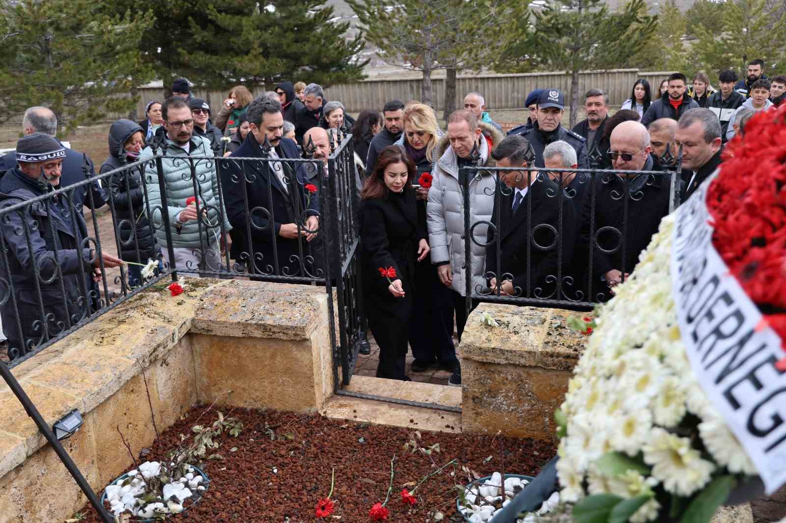 Aşık Veysel 53 yıl sonra da unutulmadı
Aşık Veysel 53 yıl sonra da unutulmadı