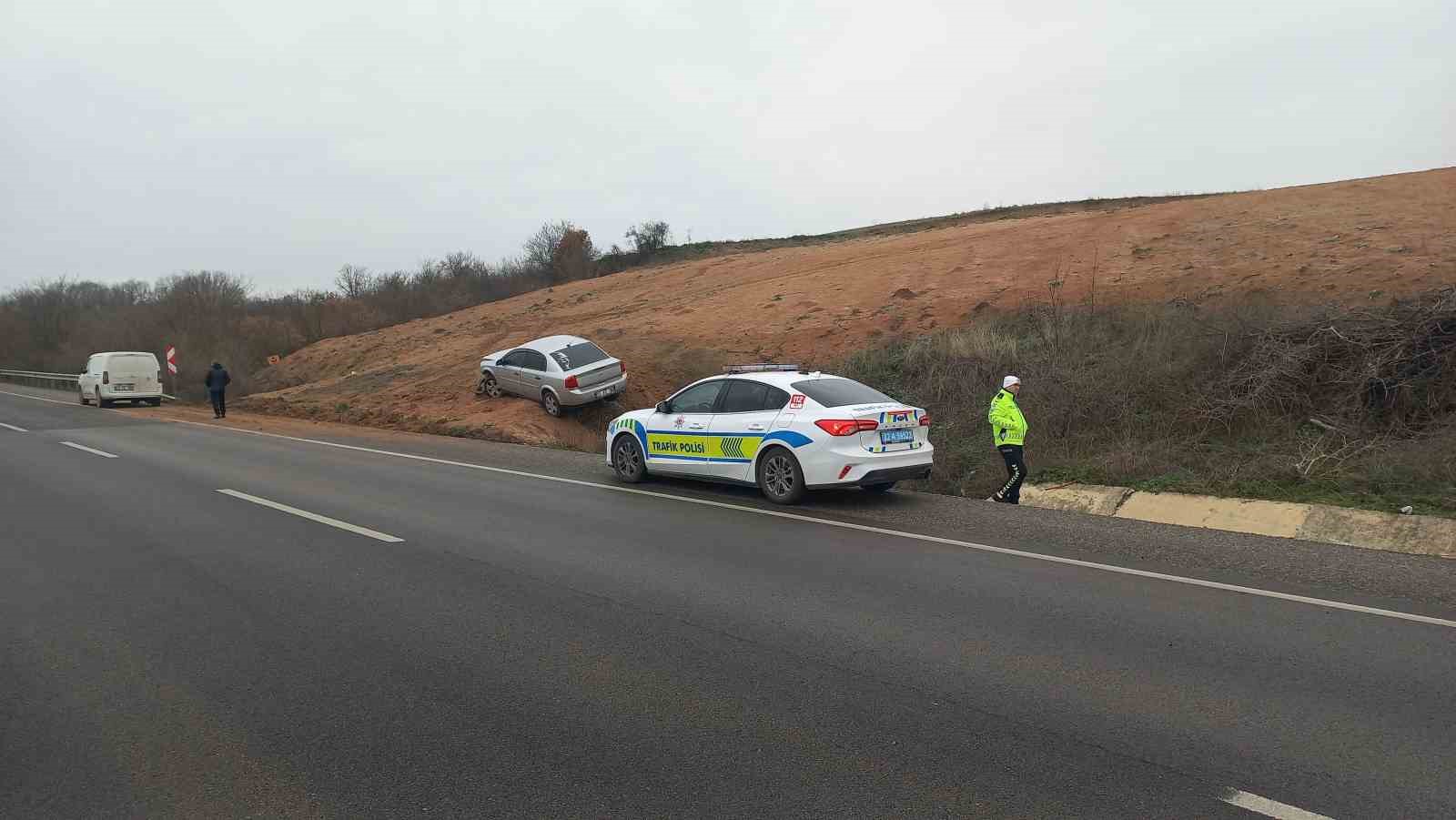 Aşırı hız ve gizli buzlanma nedeniyle otomobil tarlaya uçtu
