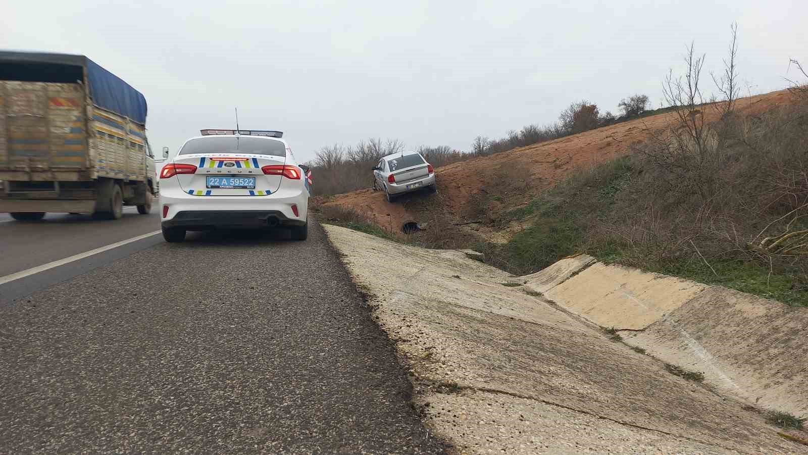 Aşırı hız ve gizli buzlanma nedeniyle otomobil tarlaya uçtu

