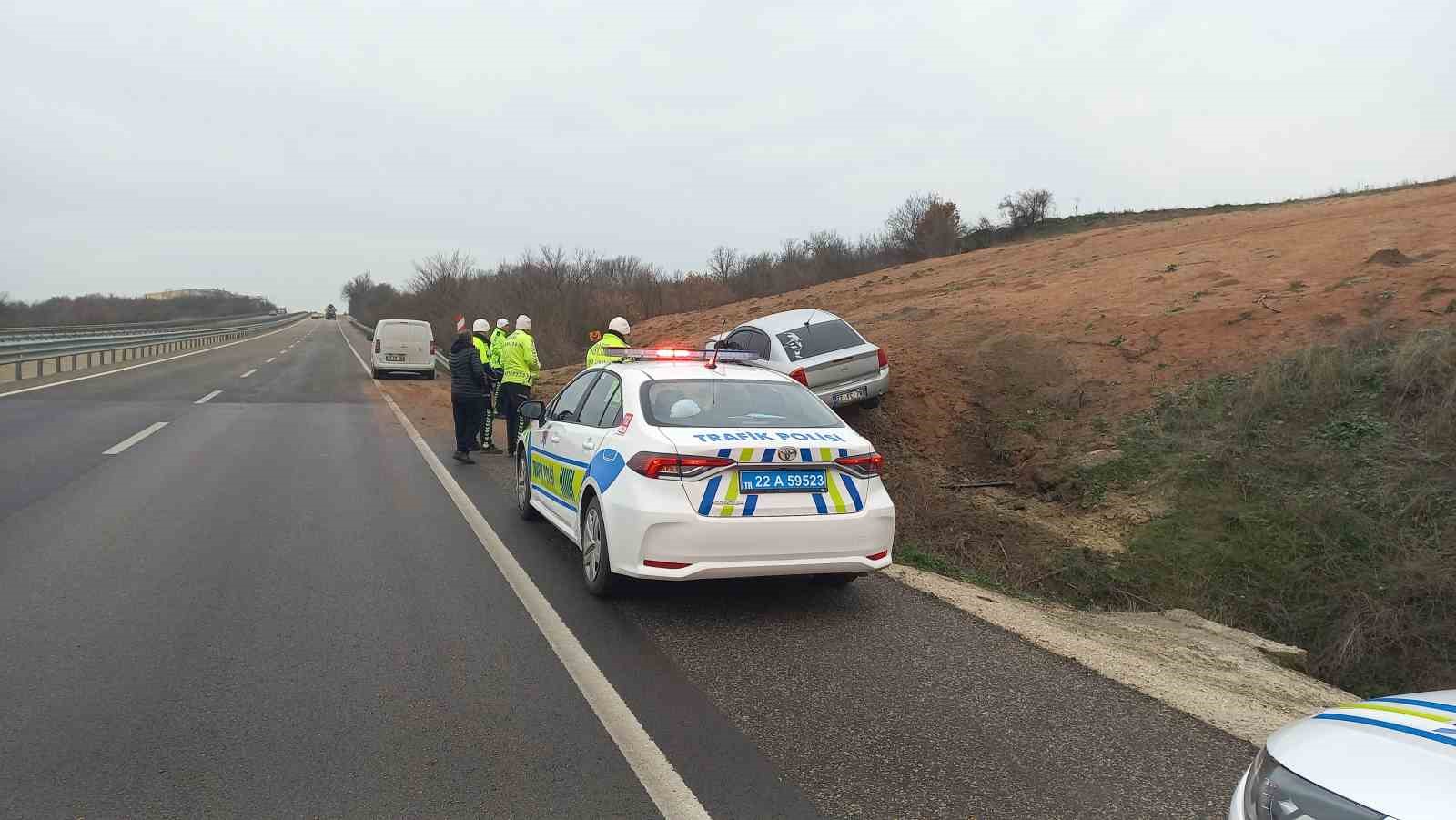 Aşırı hız ve gizli buzlanma nedeniyle otomobil tarlaya uçtu
