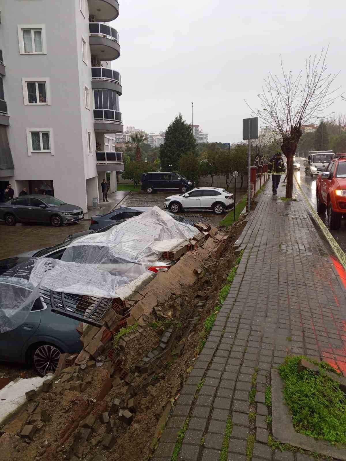 Aşırı yağış istinat duvarını yıktı: 5 araç zarar gördü
