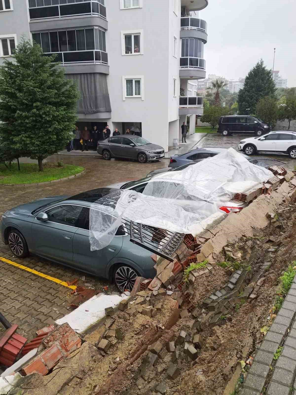Aşırı yağış istinat duvarını yıktı: 5 araç zarar gördü
