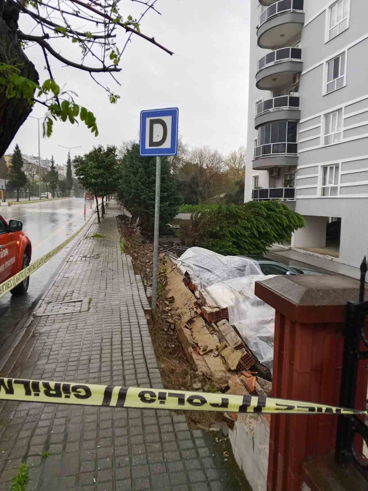 Aşırı yağış istinat duvarını yıktı: 5 araç zarar gördü
