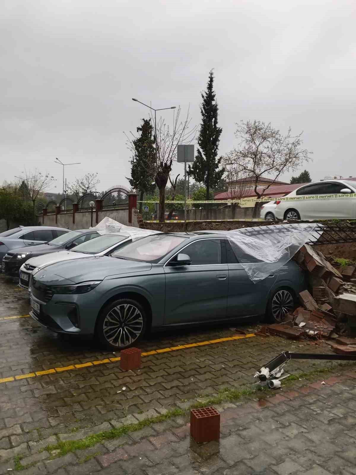 Aşırı yağış istinat duvarını yıktı: 5 araç zarar gördü
