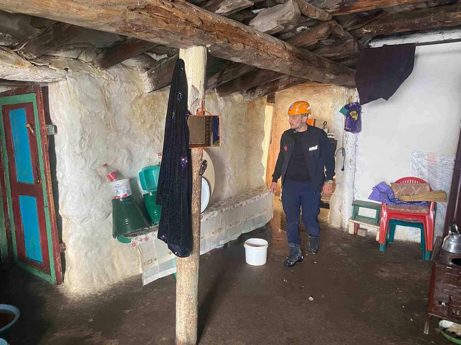 Aşırı yağış nedeniyle toprak damlı evde göçük
