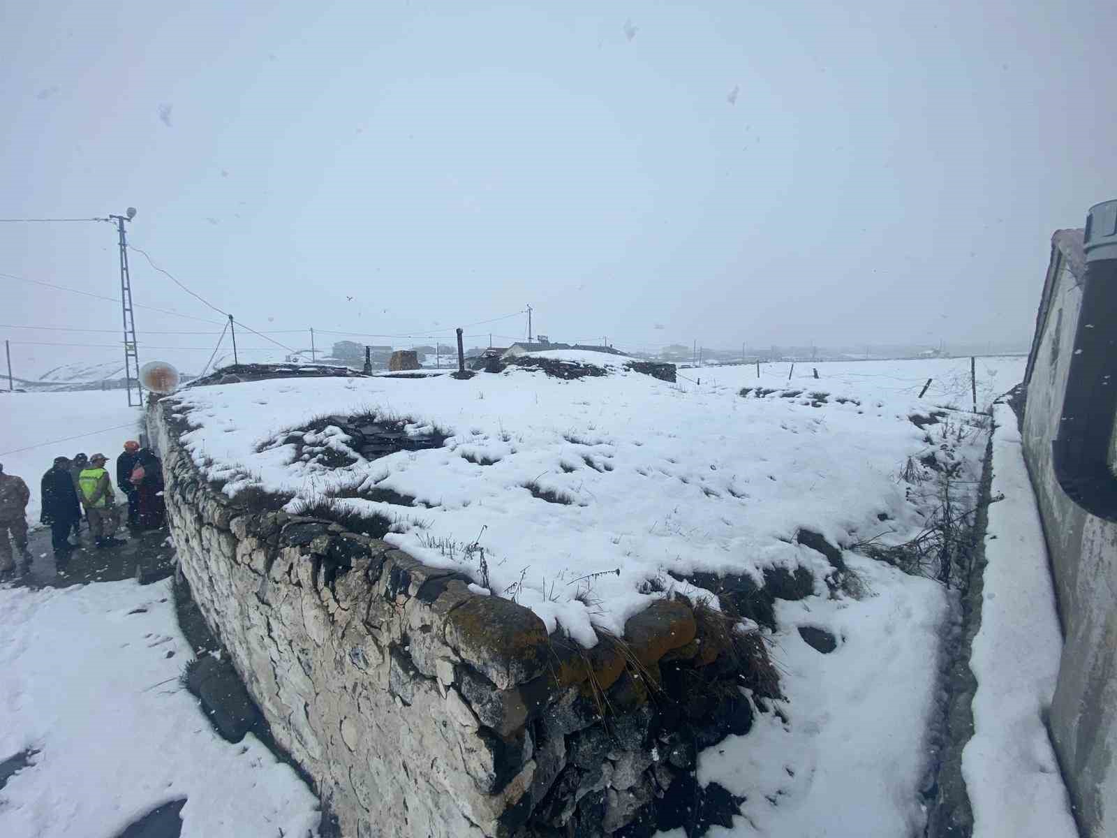 Aşırı yağış nedeniyle toprak damlı evde göçük
