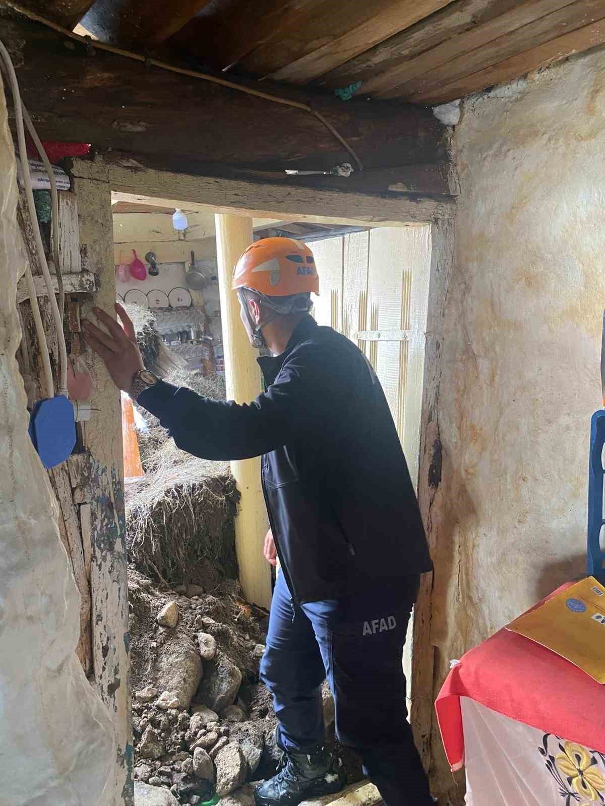 Aşırı yağış nedeniyle toprak damlı evde göçük
