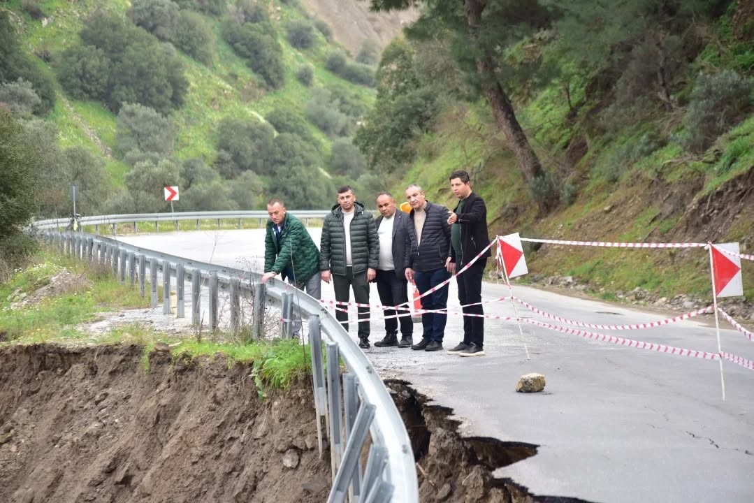 Aşırı yağış sonrası yol çöktü, ekiplerin çalışmaları sürüyor
