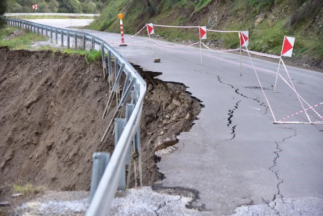Aşırı yağış sonrası yol çöktü, ekiplerin çalışmaları sürüyor

