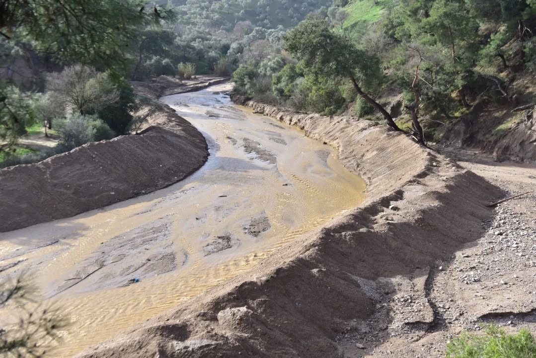 Aşırı yağış sonrası yol çöktü, ekiplerin çalışmaları sürüyor
