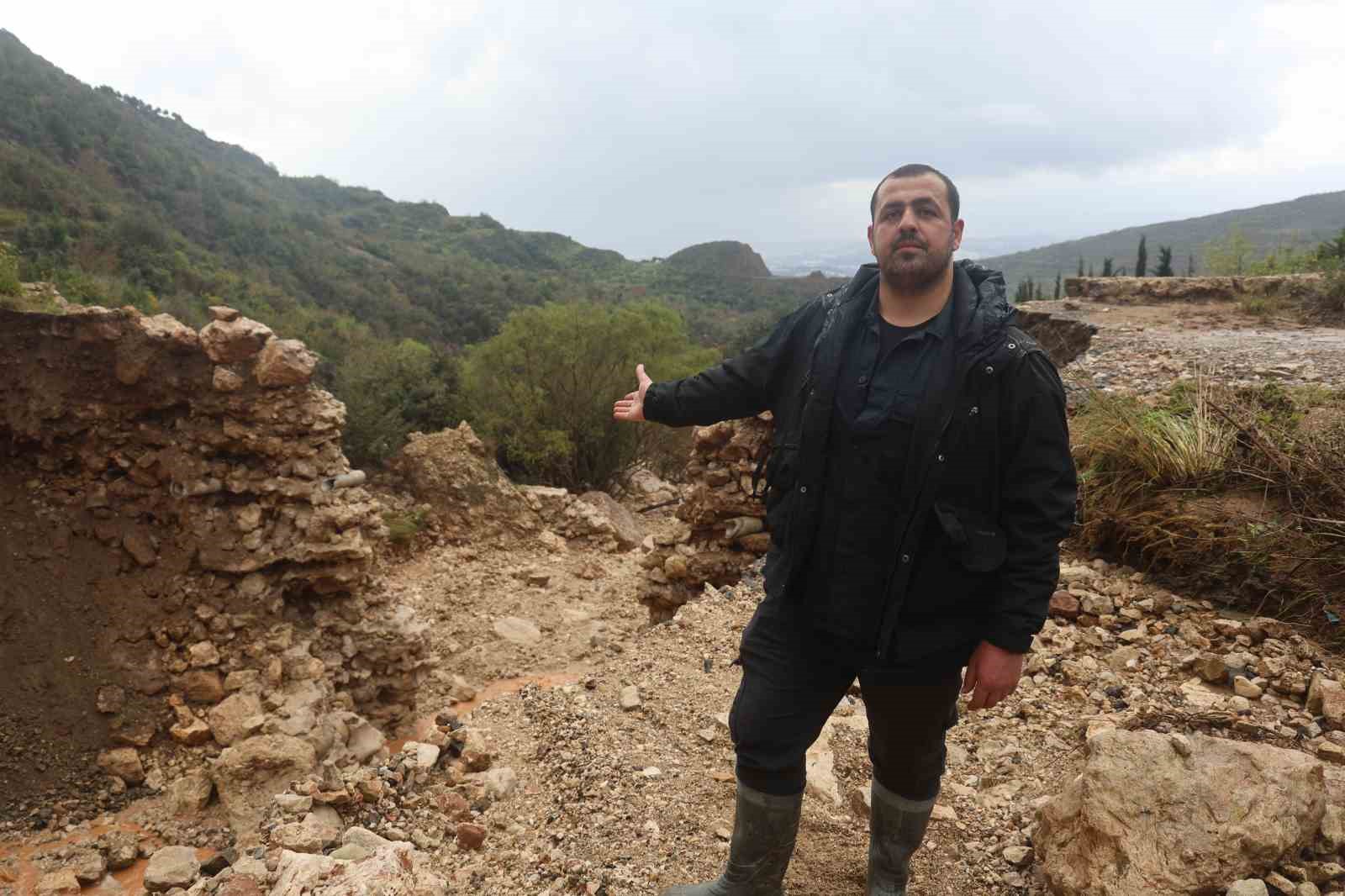 Aşırı yağışla birlikte derenin artan debisi köprüyü yıktı, yolda çökmeye neden oldu
Aşırı yağışla birlikte derenin artan debisi köprüyü yıktı, yolda çökmeye neden oldu