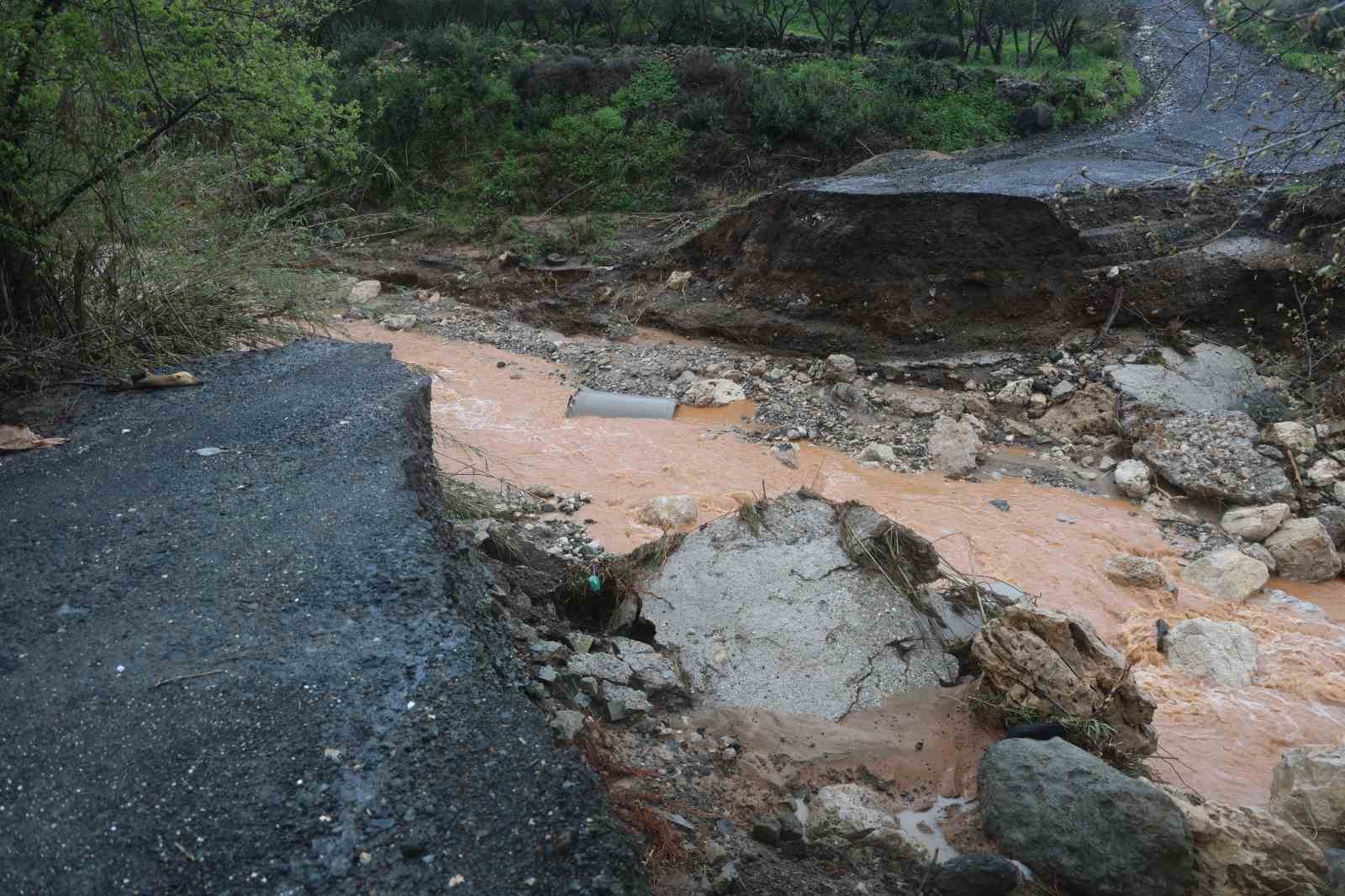 Aşırı yağışla birlikte derenin artan debisi köprüyü yıktı, yolda çökmeye neden oldu
Aşırı yağışla birlikte derenin artan debisi köprüyü yıktı, yolda çökmeye neden oldu