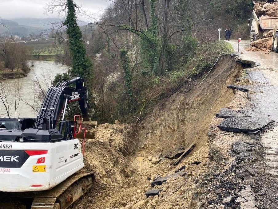 Aşırı yağışlar heyelana neden oldu yol çatladı
