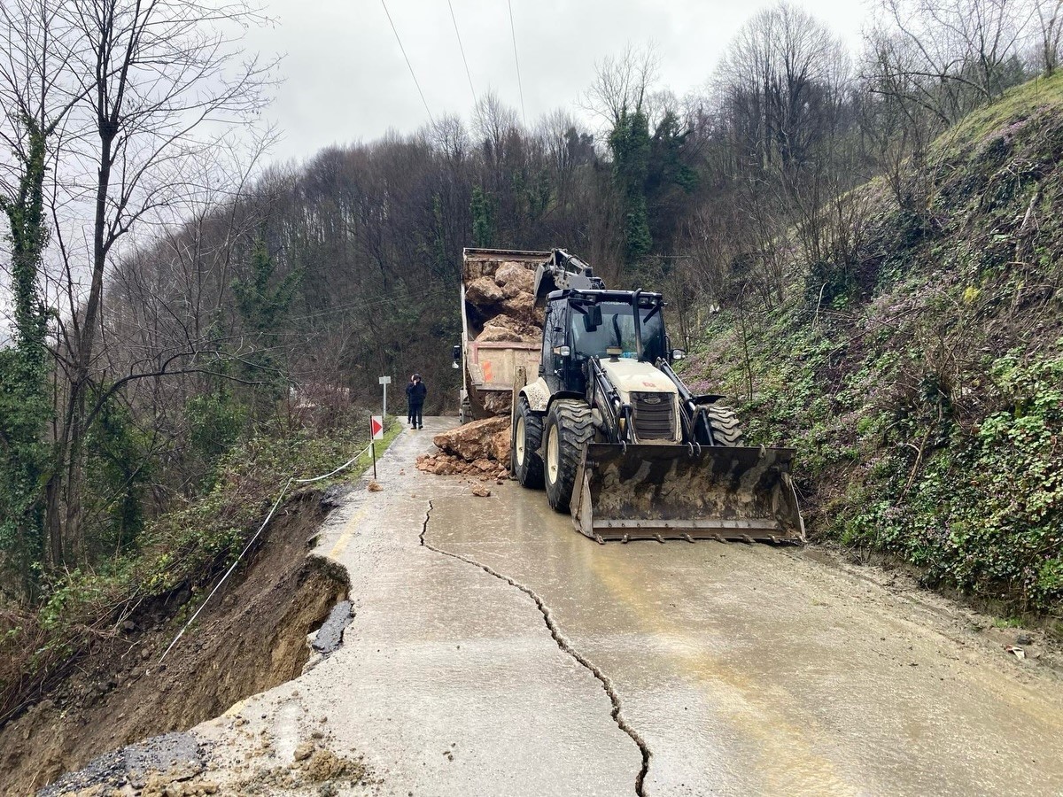 Aşırı yağışlar heyelana neden oldu yol çatladı
