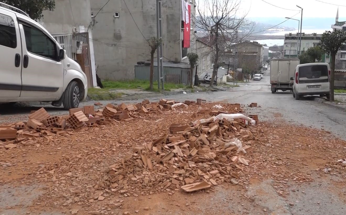 Aşırı yüklü kamyon kayarak iki aracı biçti; o anlar kamerada
